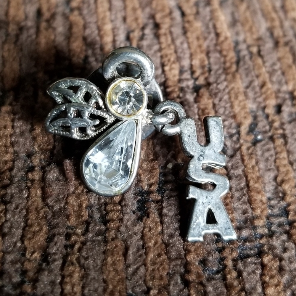 🌷Angel Holding USA Pin